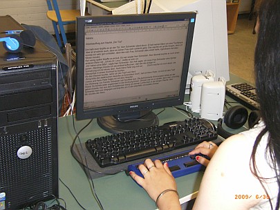 b 9 computerarbeitsplatz mit bildschirm und braillezeile